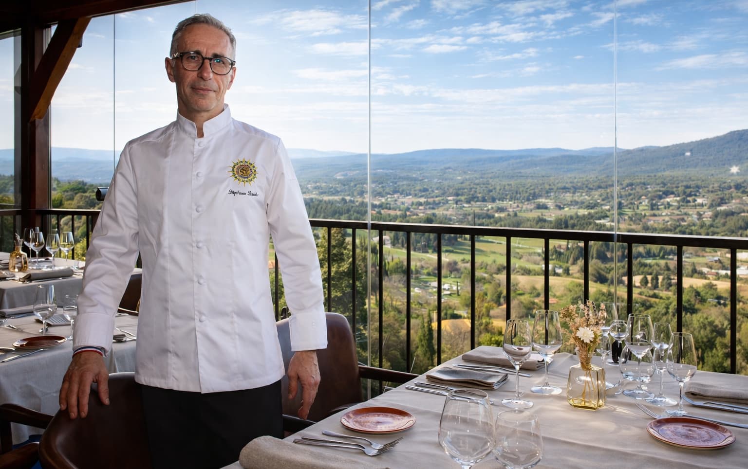 Le Chef Stéphane Pernin encadrant une séance de transmission culinaire professionnelle